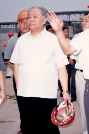 2000年8月16日，第十届全国人大常委会副委员长（时任国家经贸委主任）盛华仁（中）莅临公司视察。